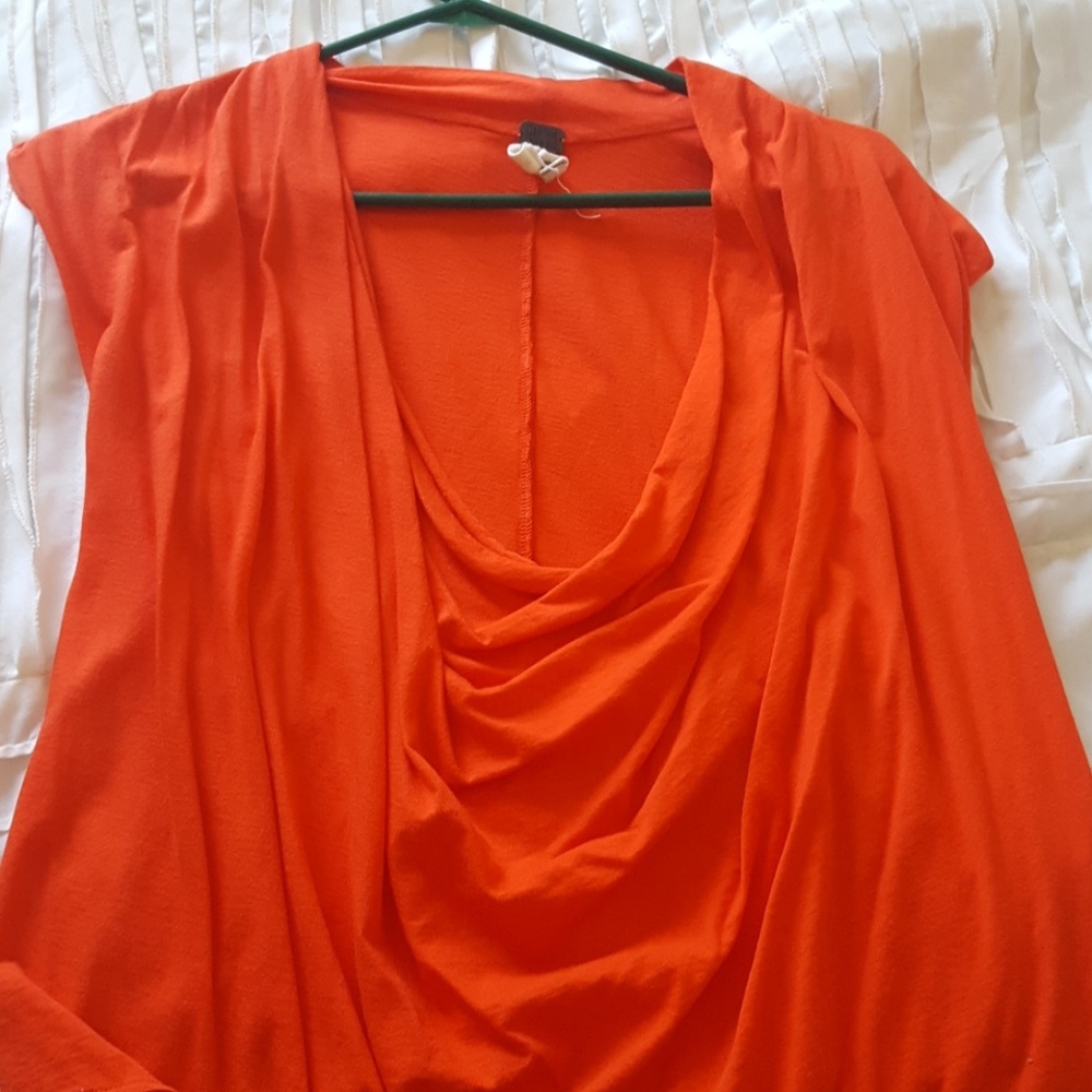Coral sleeveless plunge shirt.